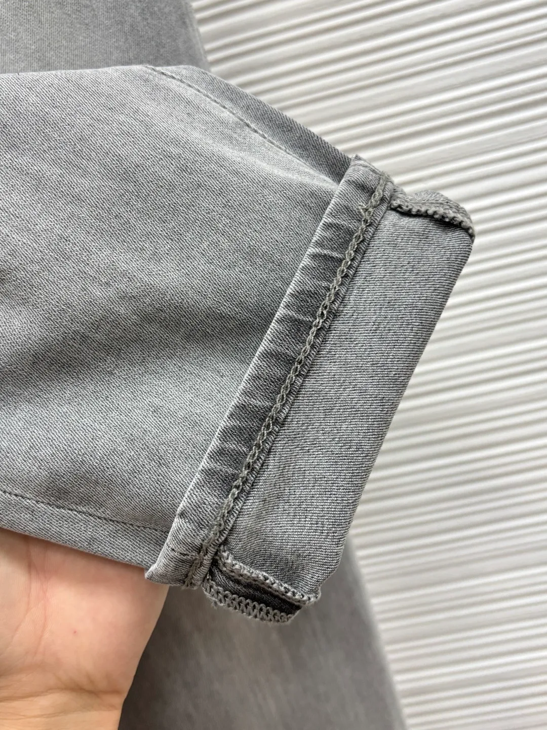 Valentino's latest jeans for spring 2026. Stress-free when entering and exiting the store. Best-selling models at the counter. Shared taste and value. Very comfortable to wear. Low-key yet luxurious. Very classy to wear. Needless to say the trousers style and cut. The upper body is exquisite and vivid. Really first-class and top-quality materials. Really palace-level casual pants, using Turkish cotton. The most famous denim fabric is produced. Quality. After heavy washing, the pants are very soft. Straight-leg version. Not picky, the upper body is absolutely stylish and extremely luxurious! Lb Size：29-38